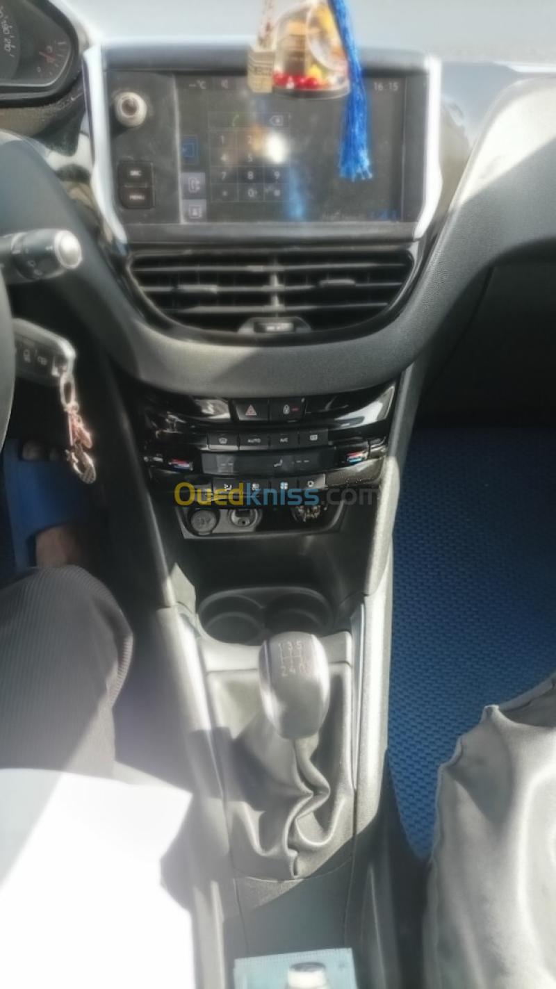 Peugeot 208 2015 Allure 9