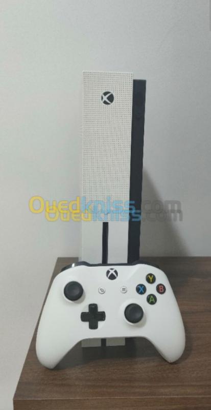  Xbox one S avec une manette 