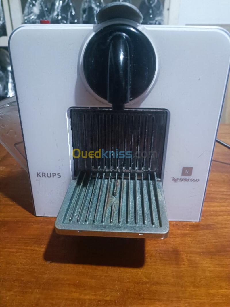 Machine à café Nespresso . للبيع آلة قهوة بالكبسولات من علامة نسبريسو. راجع أسفل الإعلان الاسعار 17
