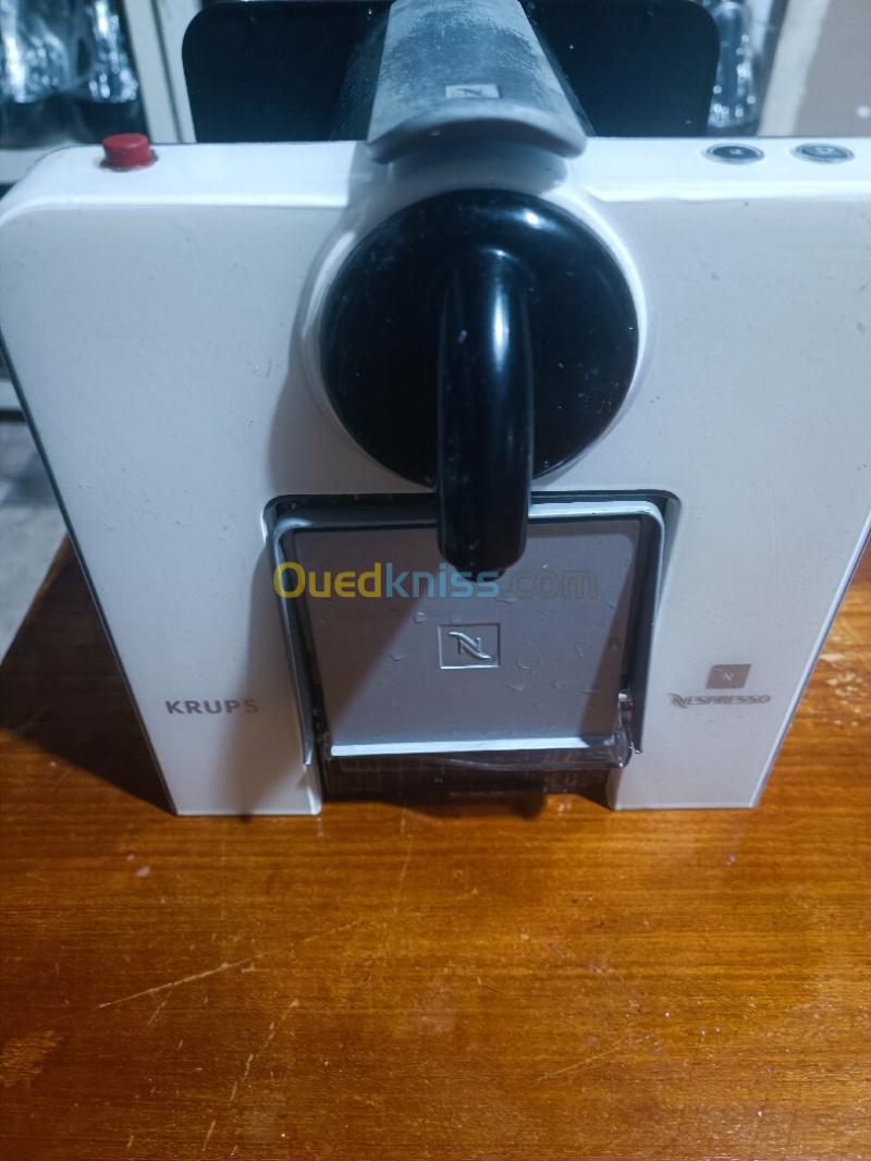 Machine à café Nespresso . للبيع آلة قهوة بالكبسولات من علامة نسبريسو. راجع أسفل الإعلان الاسعار 18