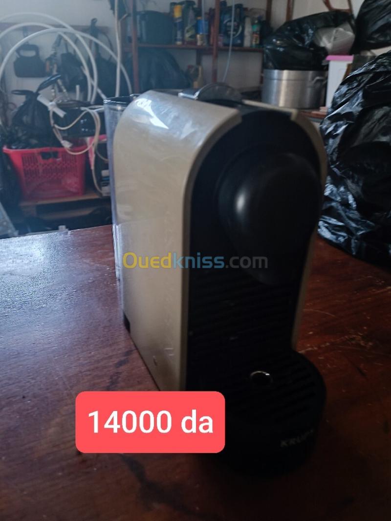 Machine à café Nespresso . للبيع آلة قهوة بالكبسولات من علامة نسبريسو. راجع أسفل الإعلان الاسعار 15