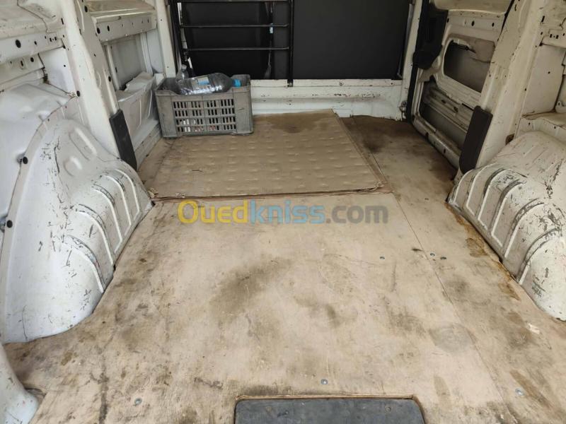 Peugeot Expert 2015 V.U Court 9