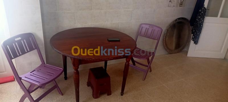  Table ronde bois rouge 