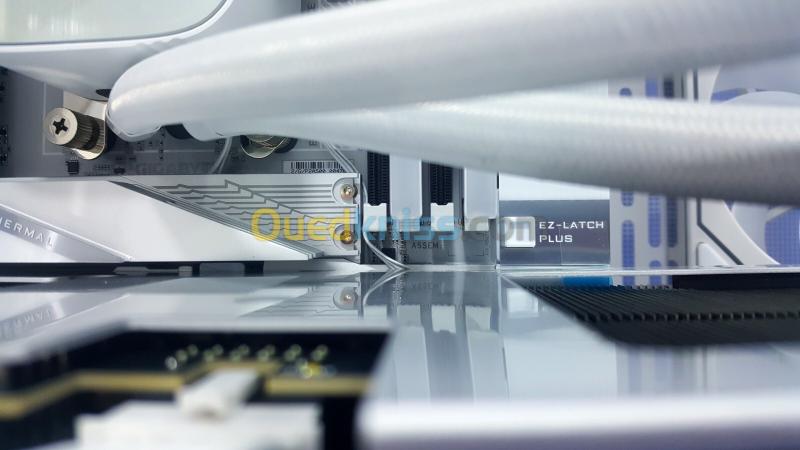 UNITE GAMING RYZEN 7 9800X3D 32G RTX 5070TI 16G FULL WHITE 17