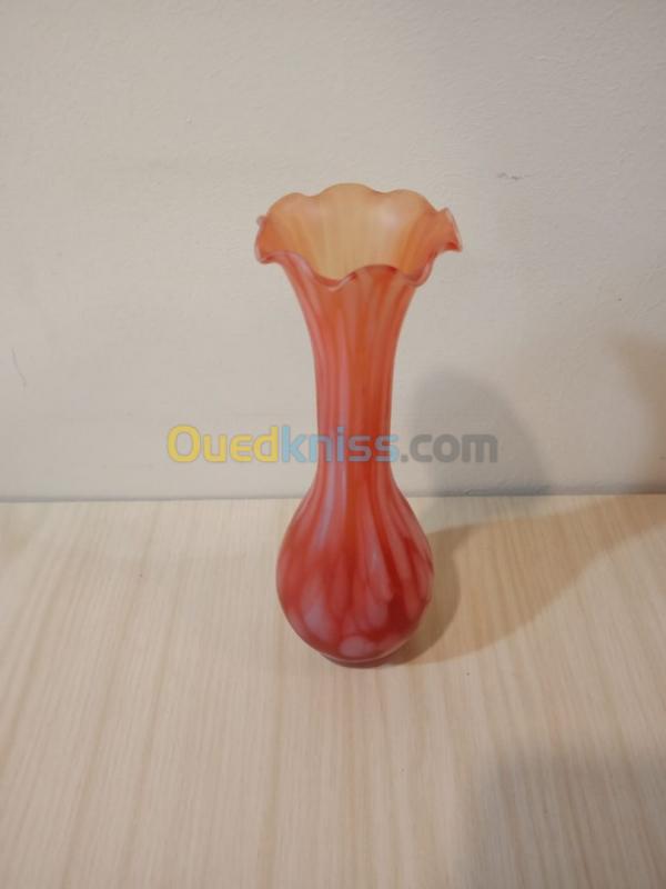 Joli petit vase ancien en pâte de verre rouge