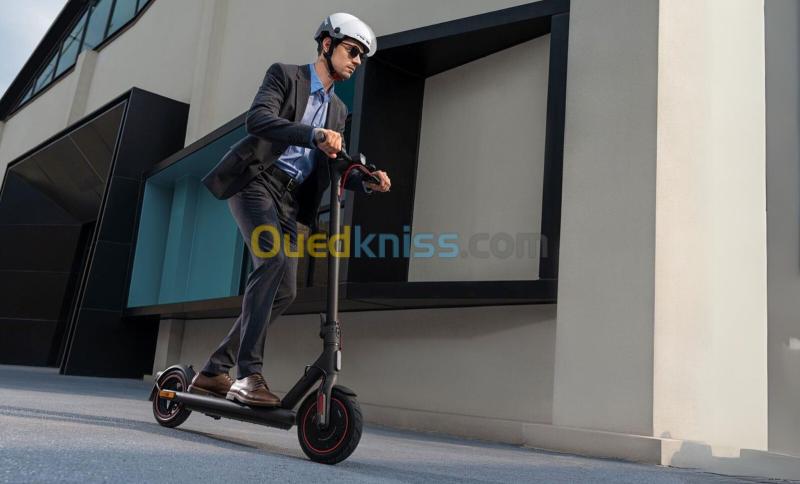 XIAOMI ELECTRIC SCOOTER 4 TROTTINETTE ELECTRIQUE 300-600 W -FREIN A DISC -110 KG MAX -VITESSE MAX 25 KM/H- AUTONOMIE (25-35 KM ) BHR3830FR