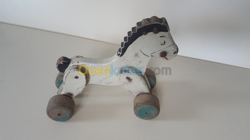   Vintage cheval en bois rustique avec roues des années 50's 