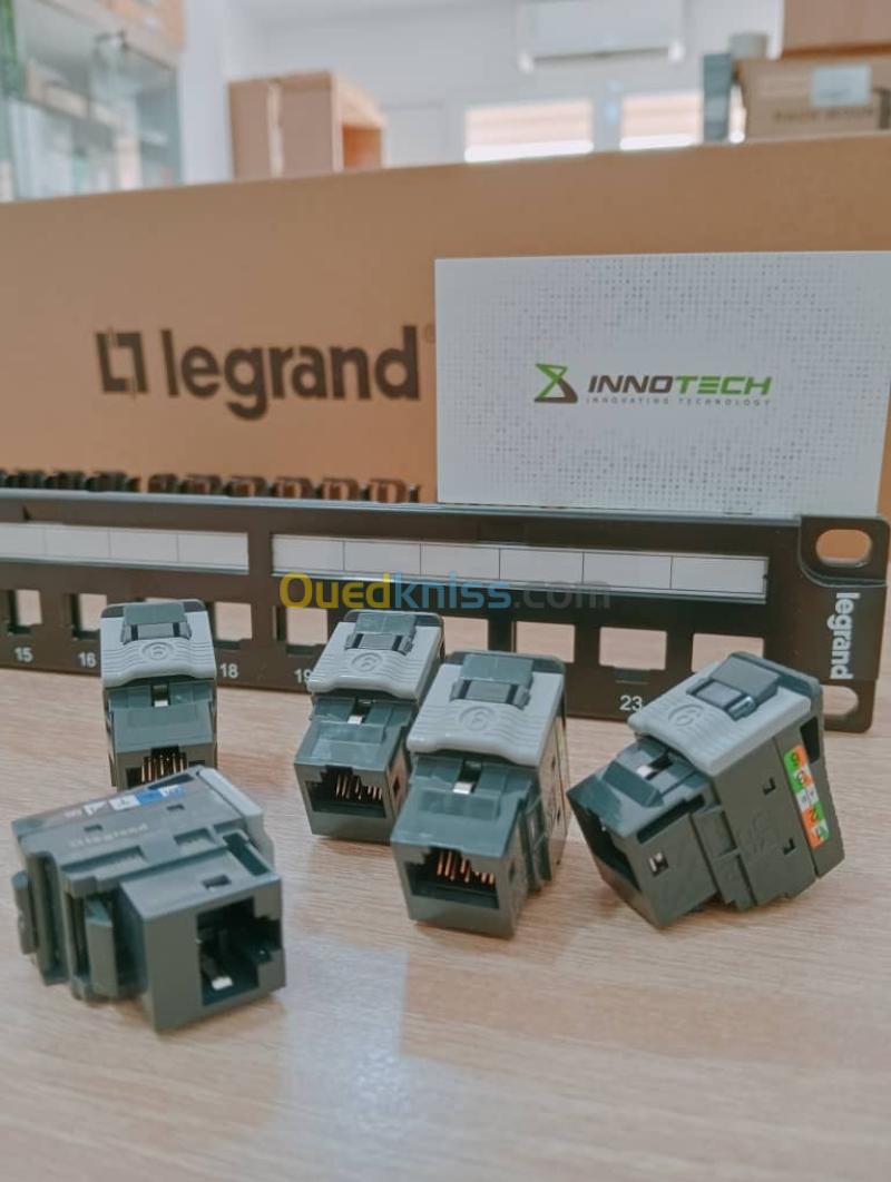 Panneau de brassage LEGRAND  19" 1U CAT6 équipé de 24 connecteurs RJ45 FTP 3